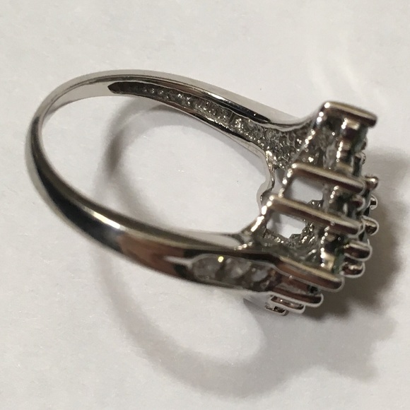 10k White Gold Green Diamond Ring - Picture 7 of 8